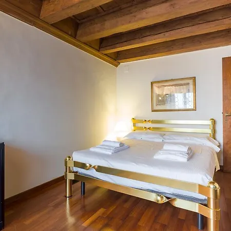 Canossa Apartmán *